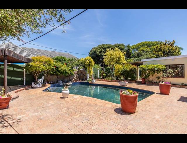 5 BEDROOM HOUSE FOR SALE IN BERGVLIET